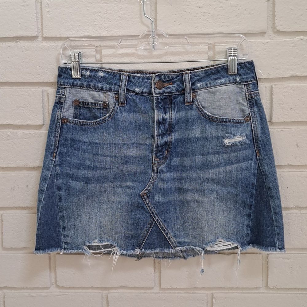 American Eagle Disressed Jean Mini Skirt. Size 4 NWT